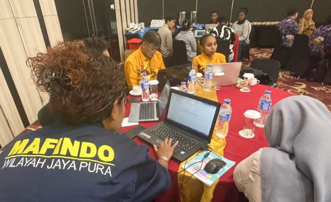 
					Salah satu Asisten Trainer Mafindo Jayapura, Ruth Elisabeth Sinay melakukan pendampingan kepada peserta Pelatihan Kelas Kecerdasan Artifisial-AIGTS dalam implementasi Modul Versi 2.0 Mafindo Jayapura. (KabarPapua.co/Cunding Levi)