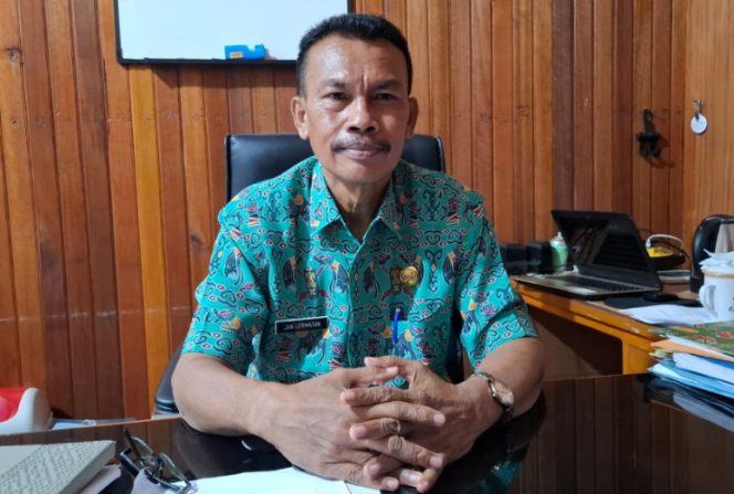 
					Kepala DPMK Kabupaten Kepulauan Yapen, Jan Lermatan. (KabarPapua.co/Ainun Faathirjal)