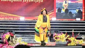 Ketua Dekranasda Jayawijaya, dr. Idawati Waromi Murip, Sp.KJ, saat menampilkan kerajinan UMKM Mama-mama Jayawijaya di Fashion Show Parade Budaya Nusantara Kriyanusa 2026. (Foto dok: istimewa)
