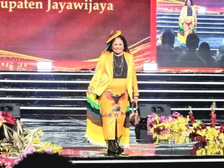 Ketua Dekranasda Jayawijaya, dr. Idawati Waromi Murip, Sp.KJ, saat menampilkan kerajinan UMKM Mama-mama Jayawijaya di Fashion Show Parade Budaya Nusantara Kriyanusa 2026. (Foto dok: istimewa)
