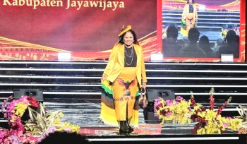 Ketua Dekranasda Jayawijaya, dr. Idawati Waromi Murip, Sp.KJ, saat menampilkan kerajinan UMKM Mama-mama Jayawijaya di Fashion Show Parade Budaya Nusantara Kriyanusa 2026. (Foto dok: istimewa)
