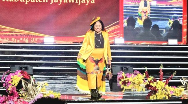 Ketua Dekranasda Jayawijaya, dr. Idawati Waromi Murip, Sp.KJ, saat menampilkan kerajinan UMKM Mama-mama Jayawijaya di Fashion Show Parade Budaya Nusantara Kriyanusa 2026. (Foto dok: istimewa)
