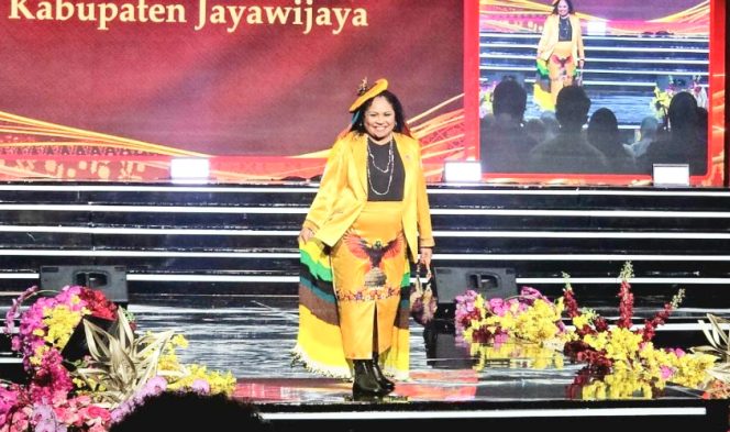 
					Ketua Dekranasda Jayawijaya, dr. Idawati Waromi Murip, Sp.KJ, saat menampilkan kerajinan UMKM Mama-mama Jayawijaya di Fashion Show Parade Budaya Nusantara Kriyanusa 2026. (Foto dok: istimewa)
