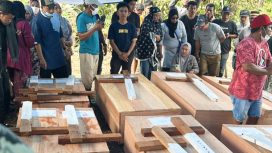 Suasana pemakaman 11 korban kebakaran maut Paniai, yang dimakamkan secara kolektif di Pemakaman Baru Samabusa, Nabire, Rabu, 9 September 2026. (Foto: IST)
