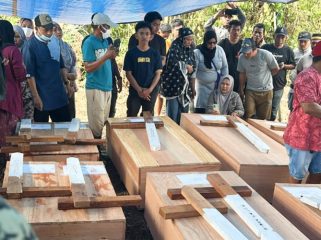 Suasana pemakaman 11 korban kebakaran maut Paniai, yang dimakamkan secara kolektif di Pemakaman Baru Samabusa, Nabire, Rabu, 9 September 2026. (Foto: IST)