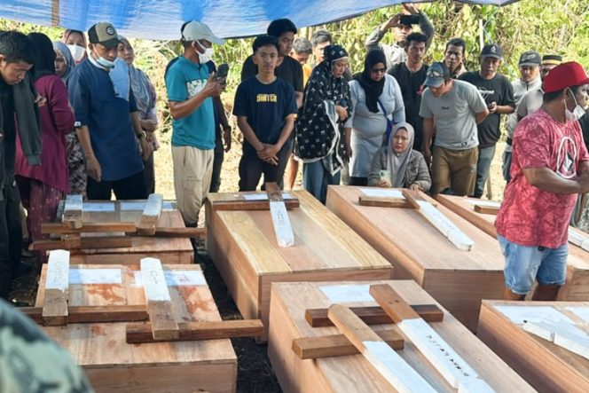 
					Suasana pemakaman 11 korban kebakaran maut Paniai, yang dimakamkan secara kolektif di Pemakaman Baru Samabusa, Nabire, Rabu, 9 September 2026. (Foto: IST)