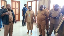 Gubernur Papua Tengah Meki Nawipa saat kunker ke Deyai. (Foto dok:IST)