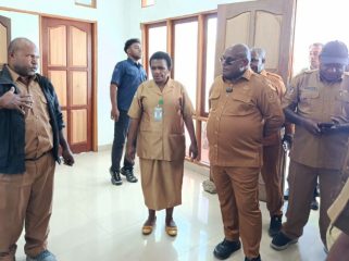 Gubernur Papua Tengah Meki Nawipa saat kunker ke Deyai. (Foto dok:IST)