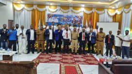 Asisten III Sekda Papua Tengah Bidang Administrasi Umum Victor Fun yang mewakili Gubernur Papua Tengah berfoto bersama dalam menghadiri prosesi pelantikan pengurus baru sejumlah cabor tingkat provinsi, masa bakti 2026 - 2030. (KabarPapua.co/Agies Pranoto) 