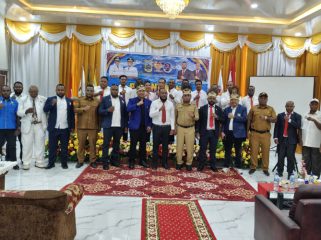 Asisten III Sekda Papua Tengah Bidang Administrasi Umum Victor Fun yang mewakili Gubernur Papua Tengah berfoto bersama dalam menghadiri prosesi pelantikan pengurus baru sejumlah cabor tingkat provinsi, masa bakti 2026 - 2030. (KabarPapua.co/Agies Pranoto) 