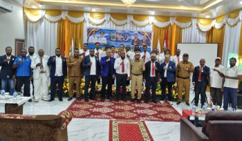 Asisten III Sekda Papua Tengah Bidang Administrasi Umum Victor Fun yang mewakili Gubernur Papua Tengah berfoto bersama dalam menghadiri prosesi pelantikan pengurus baru sejumlah cabor tingkat provinsi, masa bakti 2026 - 2030. (KabarPapua.co/Agies Pranoto) 