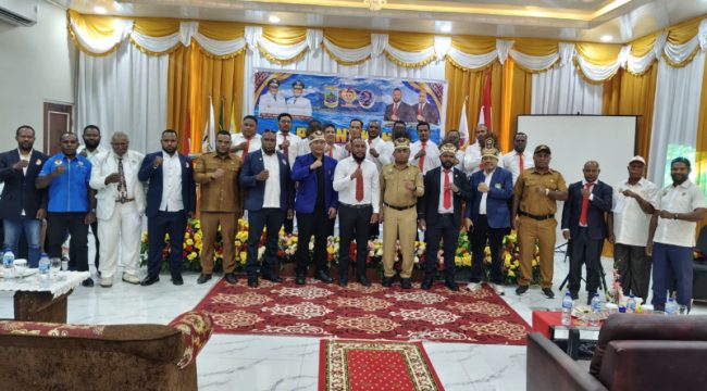 Asisten III Sekda Papua Tengah Bidang Administrasi Umum Victor Fun yang mewakili Gubernur Papua Tengah berfoto bersama dalam menghadiri prosesi pelantikan pengurus baru sejumlah cabor tingkat provinsi, masa bakti 2026 - 2030. (KabarPapua.co/Agies Pranoto) 