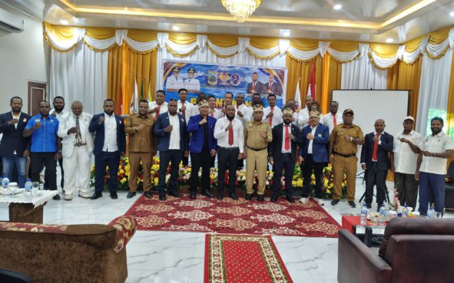 
					Asisten III Sekda Papua Tengah Bidang Administrasi Umum Victor Fun yang mewakili Gubernur Papua Tengah berfoto bersama dalam menghadiri prosesi pelantikan pengurus baru sejumlah cabor tingkat provinsi, masa bakti 2026 - 2030. (KabarPapua.co/Agies Pranoto) 