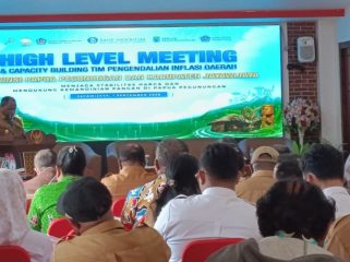 Bupati Jayawijaya Atenius Murip, S.H., M.H. saat memberikan sambutannya di kegiatan High Level Meeting (HLM) dan Capacity Building di Grand Hotel Baliem, selasa 1 september 2026.
Foto : Istimewa