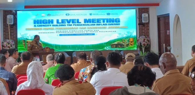 
					Bupati Jayawijaya Atenius Murip, S.H., M.H. saat memberikan sambutannya di kegiatan High Level Meeting (HLM) dan Capacity Building di Grand Hotel Baliem, selasa 1 september 2026.
Foto : Istimewa