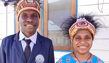 Rain Mote Asal Paniai dan Julian Tebai Asal Dogiyai, siswa Mepa Boarding School yang menjadi MC pada Dies Natalis ke-1 Mepa Boarding School. Foto: Agis Pranoto/KabarPapua.co 