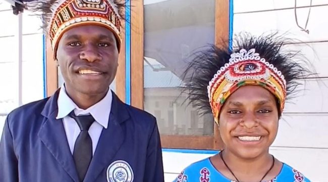 Rain Mote Asal Paniai dan Julian Tebai Asal Dogiyai, siswa Mepa Boarding School yang menjadi MC pada Dies Natalis ke-1 Mepa Boarding School. Foto: Agis Pranoto/KabarPapua.co 
