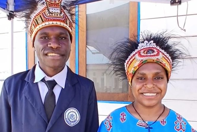 
					Rain Mote Asal Paniai dan Julian Tebai Asal Dogiyai, siswa Mepa Boarding School yang menjadi MC pada Dies Natalis ke-1 Mepa Boarding School. Foto: Agis Pranoto/KabarPapua.co 