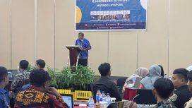 Sekretaris Dinas Pendidikan dan Kebudayaan Kota Jayapura Yoppi Yoram Hanueb saat memberikan sambutan dalam pembukaan Pelatihan Kelas Kecerdasan Artifisial-AIGTS, yang digelar Mafindo Jayapura di Kota Jayapura, Papua. (KabarPapua.co/Cunding Levi)