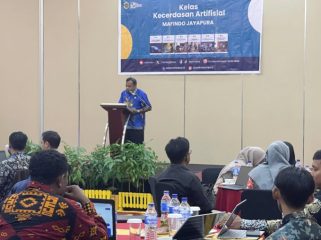 Sekretaris Dinas Pendidikan dan Kebudayaan Kota Jayapura Yoppi Yoram Hanueb saat memberikan sambutan dalam pembukaan Pelatihan Kelas Kecerdasan Artifisial-AIGTS, yang digelar Mafindo Jayapura di Kota Jayapura, Papua. (KabarPapua.co/Cunding Levi)