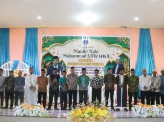 Foto bersama usai Maulid Nabi Muhammad SAW 1448 Hijriah di Gedung Serbaguna Darussalam Serui. (KabarPapua.co/Ainun Faathirjal)