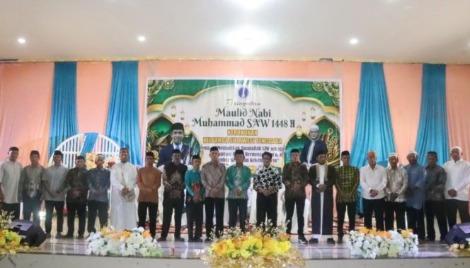 
					Foto bersama usai Maulid Nabi Muhammad SAW 1448 Hijriah di Gedung Serbaguna Darussalam Serui. (KabarPapua.co/Ainun Faathirjal)