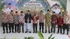 Jajaran Forkopimda, TNI-Polri, tokoh agama, dan panitia berfoto bersama usai peringatan Maulid Nabi Muhammad SAW 1448 H di Kabupaten Waropen. (Foto dok: Humas Polres)
