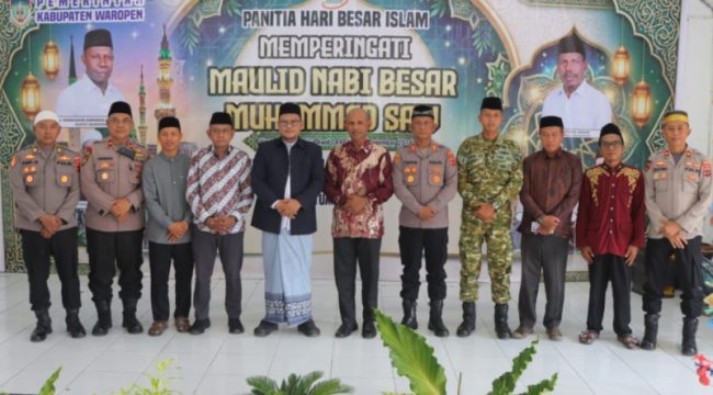 Jajaran Forkopimda, TNI-Polri, tokoh agama, dan panitia berfoto bersama usai peringatan Maulid Nabi Muhammad SAW 1448 H di Kabupaten Waropen. (Foto dok: Humas Polres)
