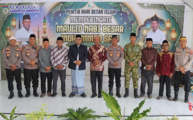 
					Jajaran Forkopimda, TNI-Polri, tokoh agama, dan panitia berfoto bersama usai peringatan Maulid Nabi Muhammad SAW 1448 H di Kabupaten Waropen. (Foto dok: Humas Polres)

