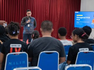 Tingkatkan literasi kelistrikan generasi muda, PLN edukasi siswa Level Up Learning Center Jayapura. (Foto dok: PLN UIW Papua dan Papua Barat)