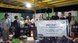 YBM PLN serahkan bantuan kemanusiaan bagi korban kebakaran di posko pengungsian Dok V Bawah, Kota Jayapura. (Foto dok: PLN) 