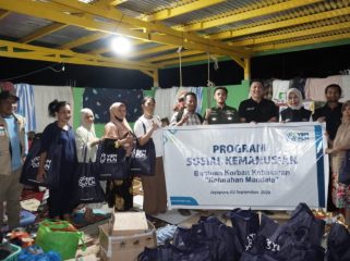 YBM PLN serahkan bantuan kemanusiaan bagi korban kebakaran di posko pengungsian Dok V Bawah, Kota Jayapura. (Foto dok: PLN) 