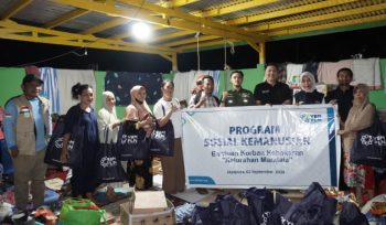 YBM PLN serahkan bantuan kemanusiaan bagi korban kebakaran di posko pengungsian Dok V Bawah, Kota Jayapura. (Foto dok: PLN) 