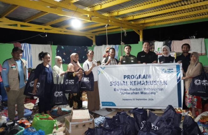 
					YBM PLN serahkan bantuan kemanusiaan bagi korban kebakaran di posko pengungsian Dok V Bawah, Kota Jayapura. (Foto dok: PLN) 