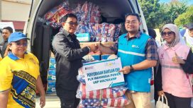 Bentuk kepedulian dan komitmen ke masyarakat sekitar, PLN Indonesia Power UBP Holtekamp salurkan bantuan kemanusiaan kepada masyarakat terdampak kebakaran di Kota Jayapura. (Foto dok: PLN Indonesia Power UBP Holtekamp)