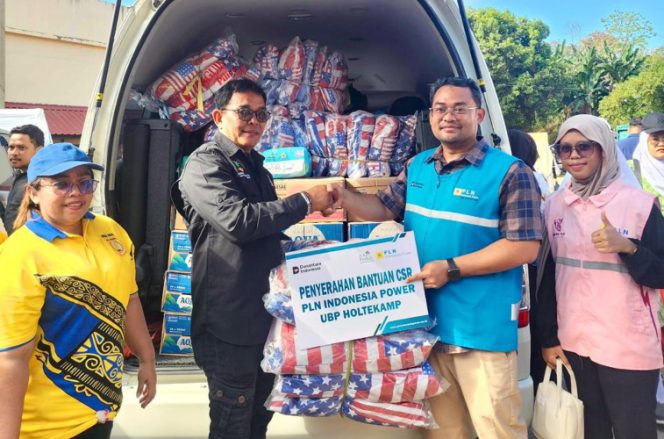 
					Bentuk kepedulian dan komitmen ke masyarakat sekitar, PLN Indonesia Power UBP Holtekamp salurkan bantuan kemanusiaan kepada masyarakat terdampak kebakaran di Kota Jayapura. (Foto dok: PLN Indonesia Power UBP Holtekamp)