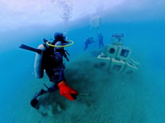 Saat pemasangan FABA di dasar laut untuk menjadi pilar-pilar rumah bagi biota laut. (Foto dok: PLN UIW Papua dan Papua Barat)