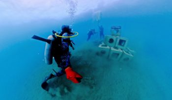 Saat pemasangan FABA di dasar laut untuk menjadi pilar-pilar rumah bagi biota laut. (Foto dok: PLN UIW Papua dan Papua Barat)