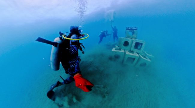 Saat pemasangan FABA di dasar laut untuk menjadi pilar-pilar rumah bagi biota laut. (Foto dok: PLN UIW Papua dan Papua Barat)