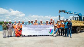 Kegiatan peresmian program TJSL pembuatan rumah ikan dari FABA dilaksanakan di Pantai Holtekamp, Kota Jayapura, sebagai wujud komitmen PLN dalam mendukung pemulihan ekosistem pesisir, menciptakan habitat baru bagi biota laut, serta meningkatkan potensi hasil tangkapan nelayan lokal. (Foto dok: PLN UIW Papua dan Papua Barat)