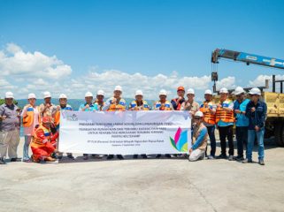 Kegiatan peresmian program TJSL pembuatan rumah ikan dari FABA dilaksanakan di Pantai Holtekamp, Kota Jayapura, sebagai wujud komitmen PLN dalam mendukung pemulihan ekosistem pesisir, menciptakan habitat baru bagi biota laut, serta meningkatkan potensi hasil tangkapan nelayan lokal. (Foto dok: PLN UIW Papua dan Papua Barat)