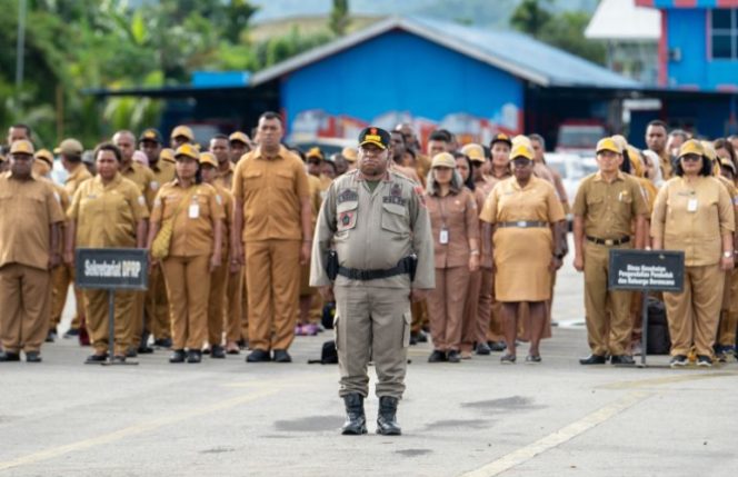 
					Para PNS Provinsi Papua Tengah sedang mengikuti apel perdana awal tahun 2026 bersama pejabat, pegawai ASN dan tenaga honorer di lingkungan Pemprov Papua Tengah. (Foto dok: papuatengahprov.go.id)