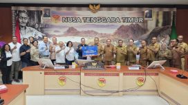 Presiden Direktur PTFI Tony Wenas menyerahkan bantuan secara simbolis kepada 
Gubernur NTT Melki Laka Lena di 
Kantor Gubernur, Kecamatan Kota Raja, 
Kupang, Nusa Tenggara Timur. (Foto dok: PTFI)