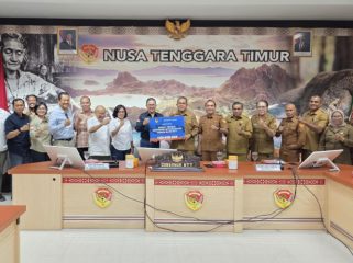 Presiden Direktur PTFI Tony Wenas menyerahkan bantuan secara simbolis kepada 
Gubernur NTT Melki Laka Lena di 
Kantor Gubernur, Kecamatan Kota Raja, 
Kupang, Nusa Tenggara Timur. (Foto dok: PTFI)
