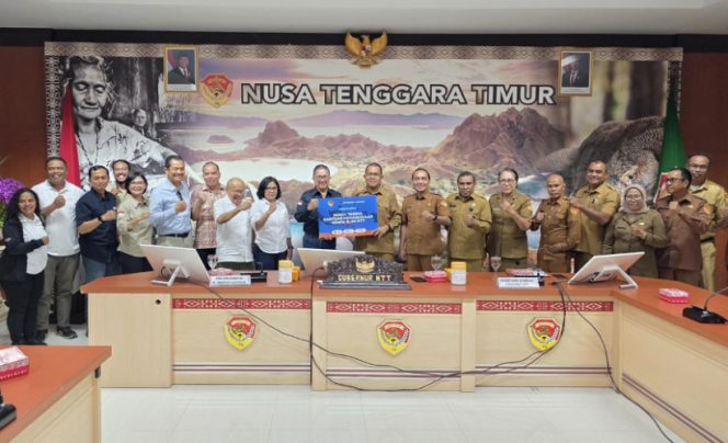 
					Presiden Direktur PTFI Tony Wenas menyerahkan bantuan secara simbolis kepada 
Gubernur NTT Melki Laka Lena di 
Kantor Gubernur, Kecamatan Kota Raja, 
Kupang, Nusa Tenggara Timur. (Foto dok: PTFI)