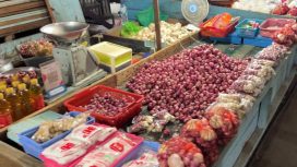 Lapak pedagang bawang di Pasar Aroro Iroro Serui, Kabupaten Kepulauan Yapen. (KabarPapua.co/Ainun Faathirjal)