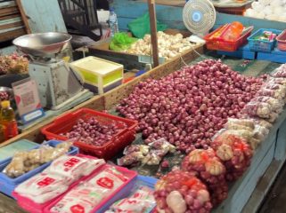Lapak pedagang bawang di Pasar Aroro Iroro Serui, Kabupaten Kepulauan Yapen. (KabarPapua.co/Ainun Faathirjal)