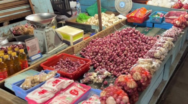 Lapak pedagang bawang di Pasar Aroro Iroro Serui, Kabupaten Kepulauan Yapen. (KabarPapua.co/Ainun Faathirjal)