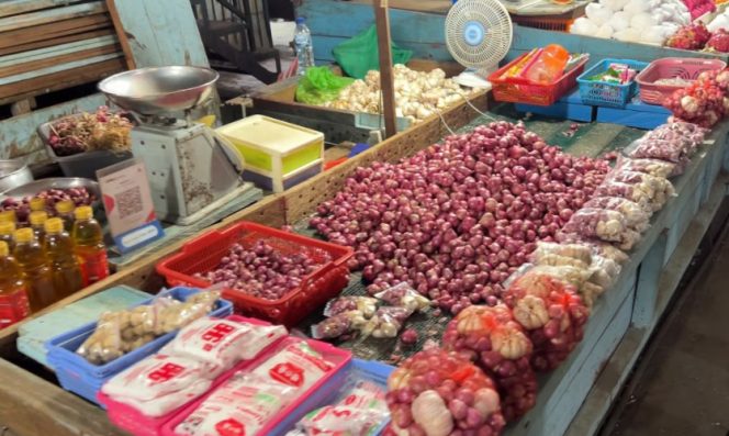 
					Lapak pedagang bawang di Pasar Aroro Iroro Serui, Kabupaten Kepulauan Yapen. (KabarPapua.co/Ainun Faathirjal)
