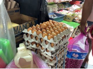 Penjualan telur ayam di Pasar Aroro Iroro Serui. (KabarPapua.co/Ainun Faathirjal)